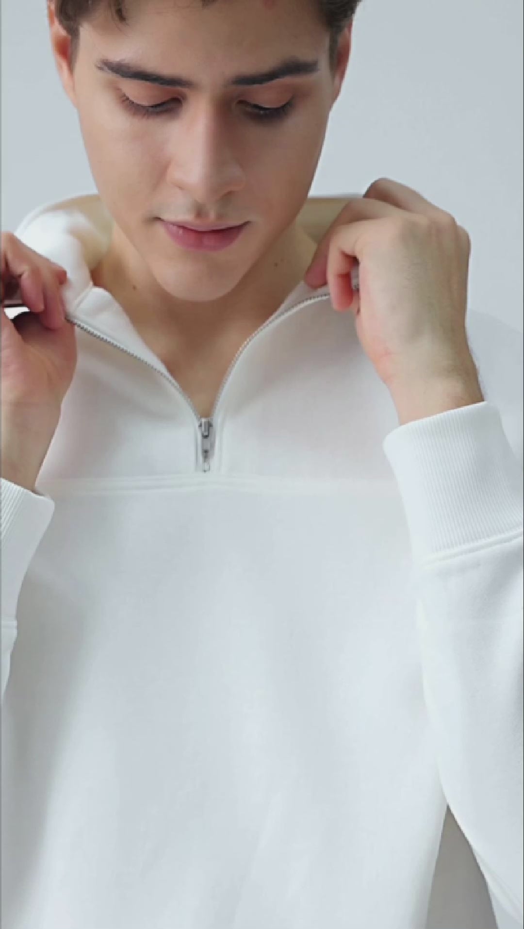 Load video: Sweatshirt With Zip 0685